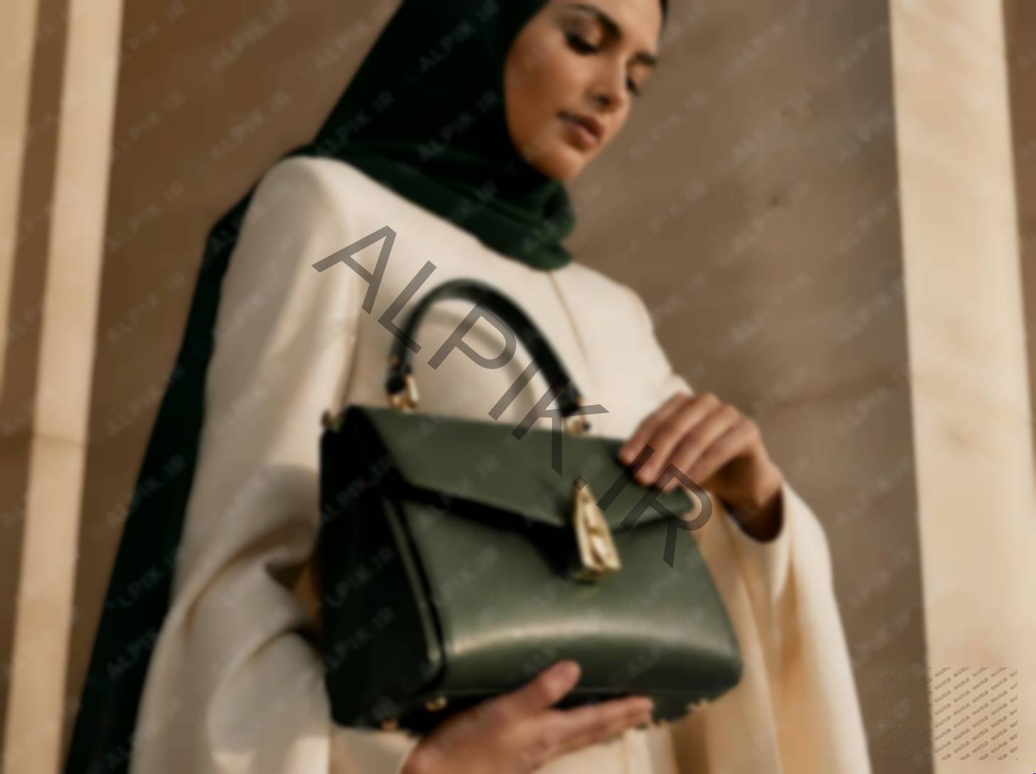 کیف دستی چرمی زنانه سبز تیره با طراحی لوکس