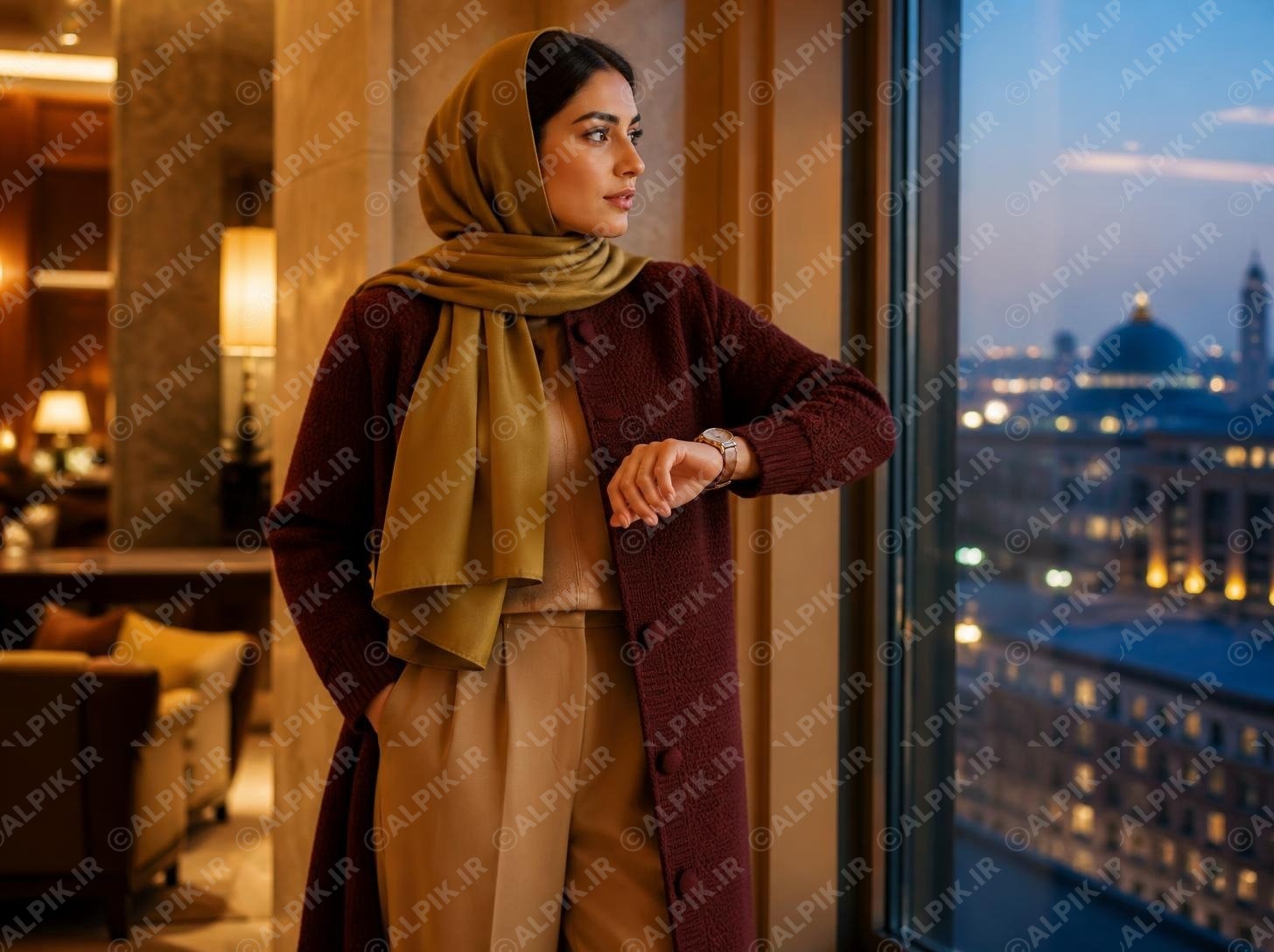 عکس استایل پاییزی شیک زنانه با پالتو زرشکی و شال