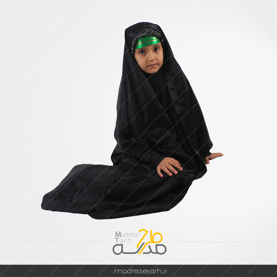 دختر چادری نشسته