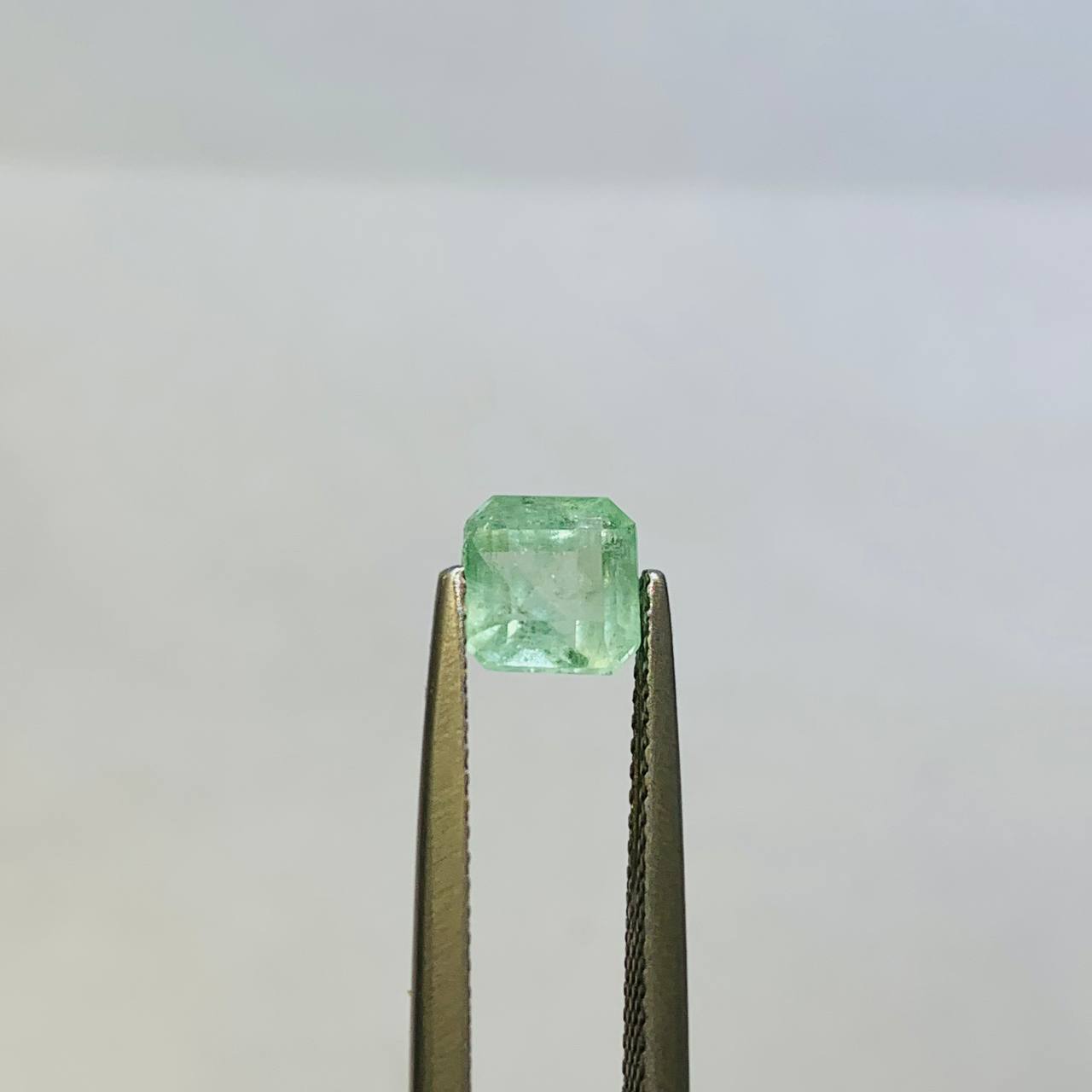 نگین زمرد كلمبيا سایز 6*6 میلیمتر