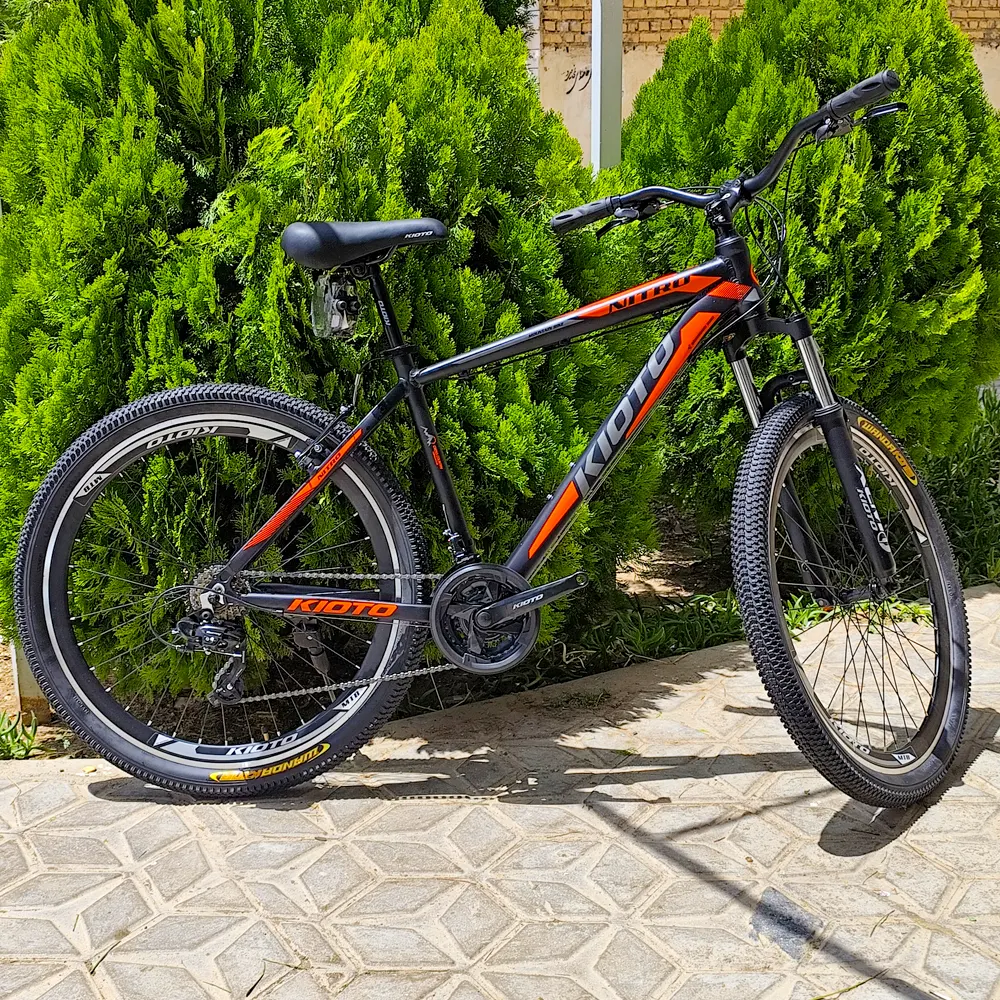 دوچرخه KIOTO NITRO سایز 27.5؛ آلومینیوم T4-T6، دوشاخ ۱۰۰ میلی با قفل و رینگ ۳ جداره (شیمانو اصلی)