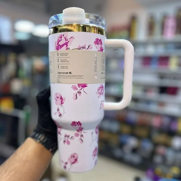 ماگ دسته دار استنلی گلدار رز صورتی ۱.۱۸ لیتر مدل Quencher Tumbler H2.0