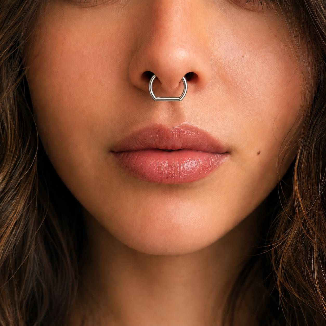 پیرسینگ بینی حلقه‌ای ساده نقره‌ای