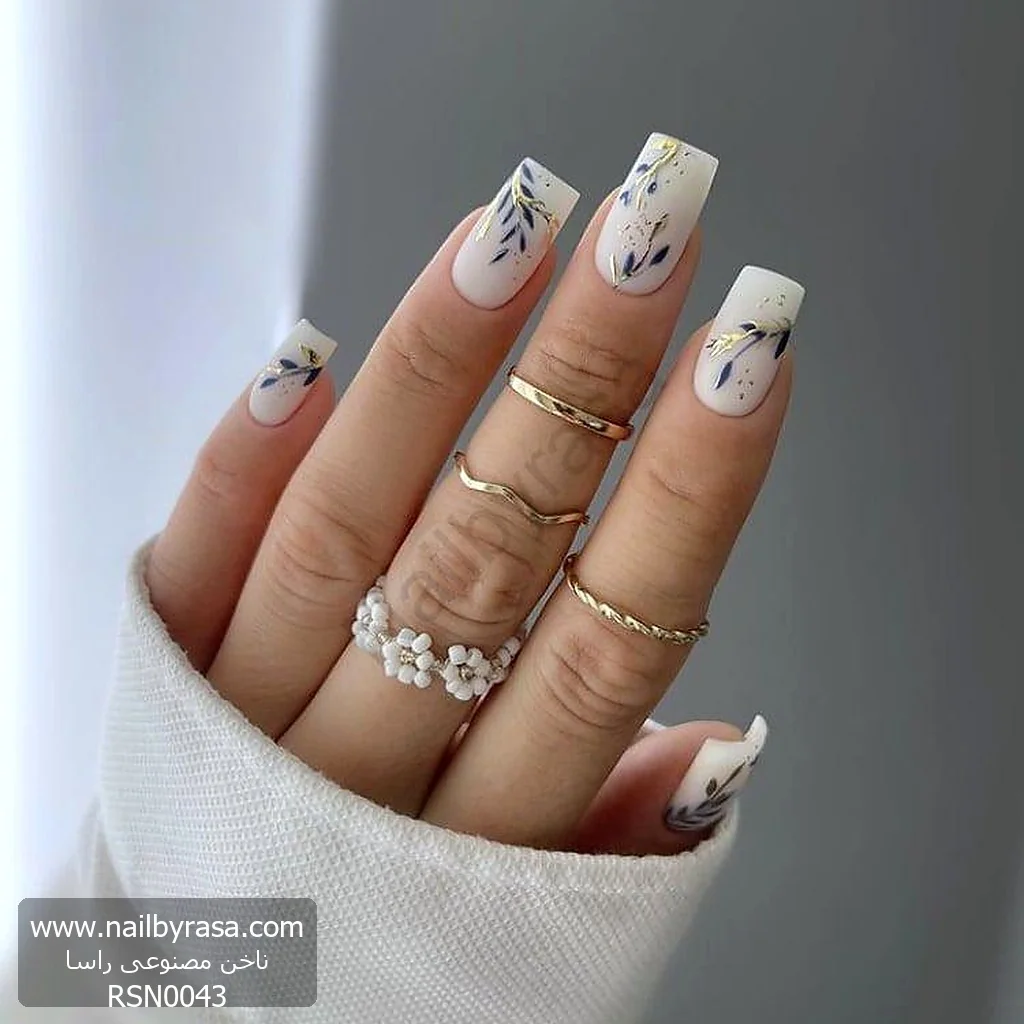ناخن مصنوعی طرح برگ سرمه‌ای و ورق طلا روی بیس سفید شیری مربعی بلند راسا - RSN0043