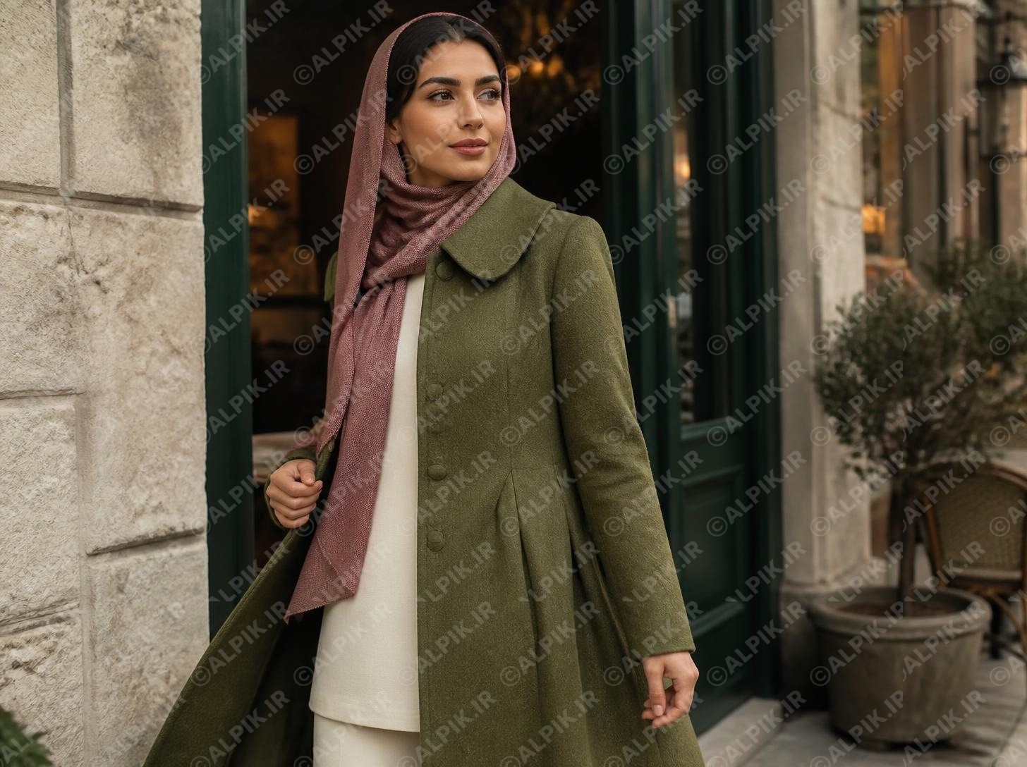مدل پالتو زمستانه زنانه شیک با شال صورتی