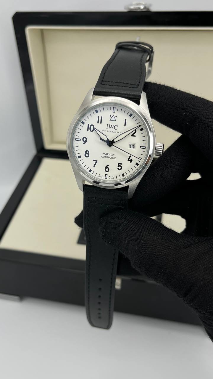 ساعت مچی مردانه ای دبیلو سی(IWC) طرح ساده سفید بند چرمی مشکی