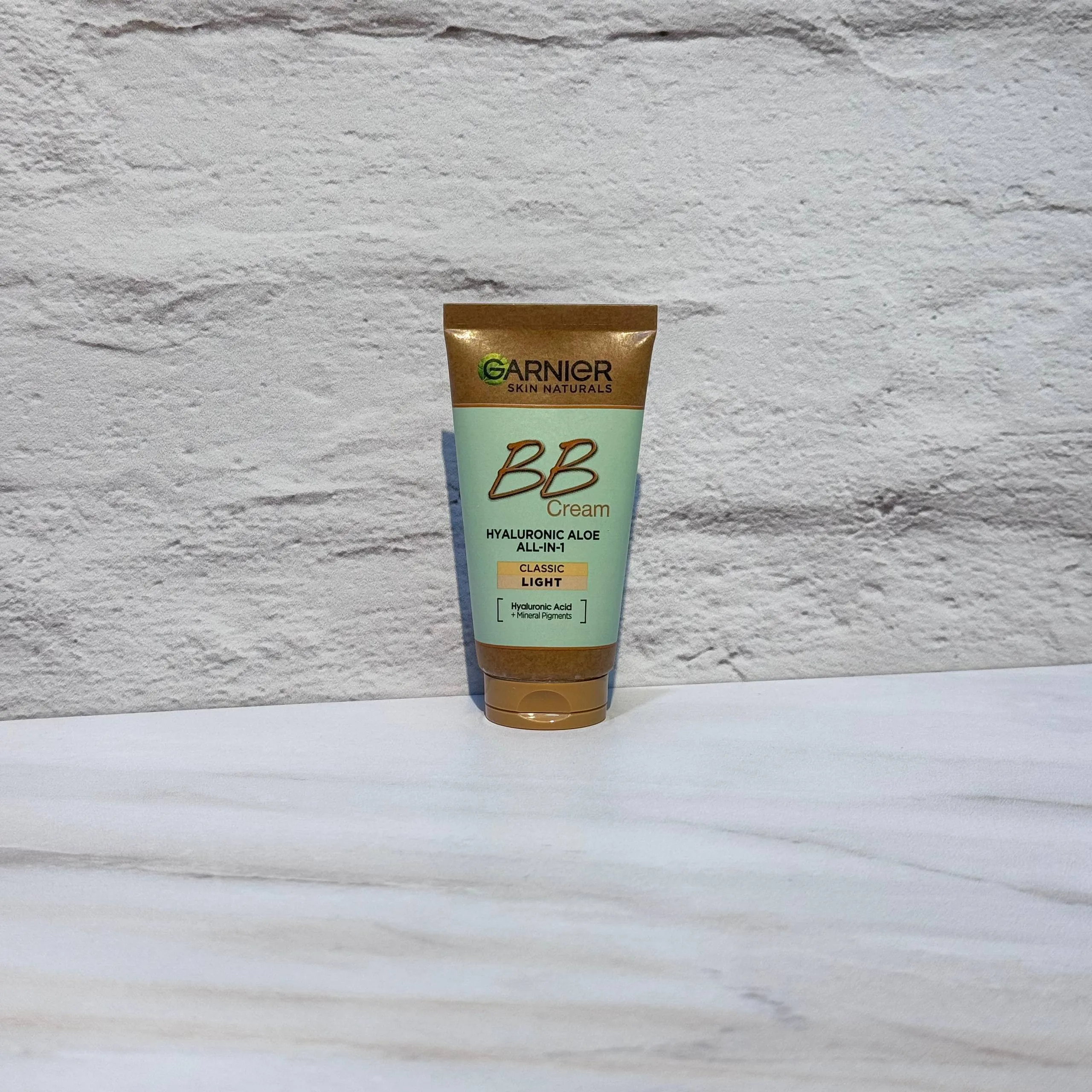 BB کرم گارنیر مدل کلاسیک حاوی هیالورونیک اسید و آلوئه‌ورا 50 میل GARNIER BB Cream Hyaluronic Aloe All-In-1 Classic - light