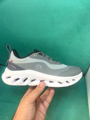 کتونی آن رانینگ(کیوسی) لوئوه سایز 41 تا 45 طوسی سفید ON RUNNING LOEWE
