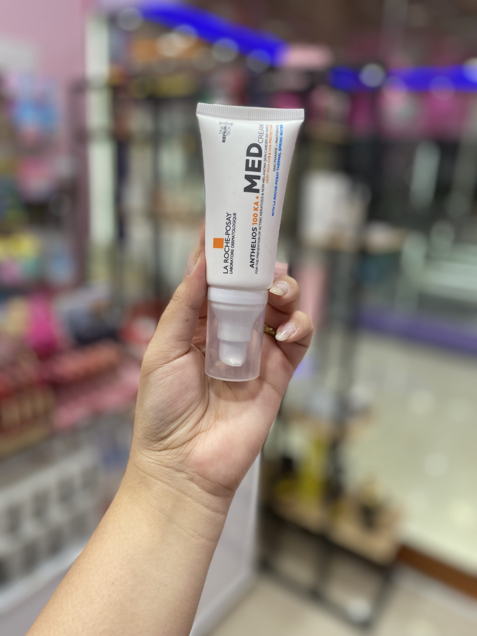 ضد آفتاب بی‌رنگ لاروش پوزای آنتلیوس SPF 100