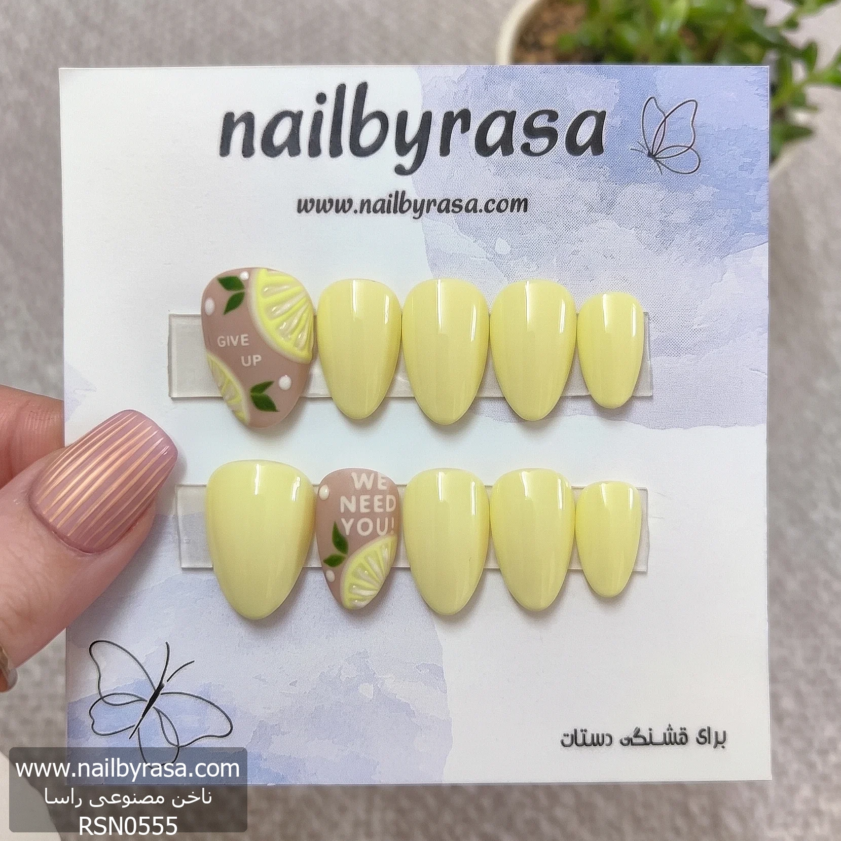 ناخن مصنوعی ژورنالی سفارشی مشکی با طرح برگ طلا فرم بادامی راسا – RSN6075