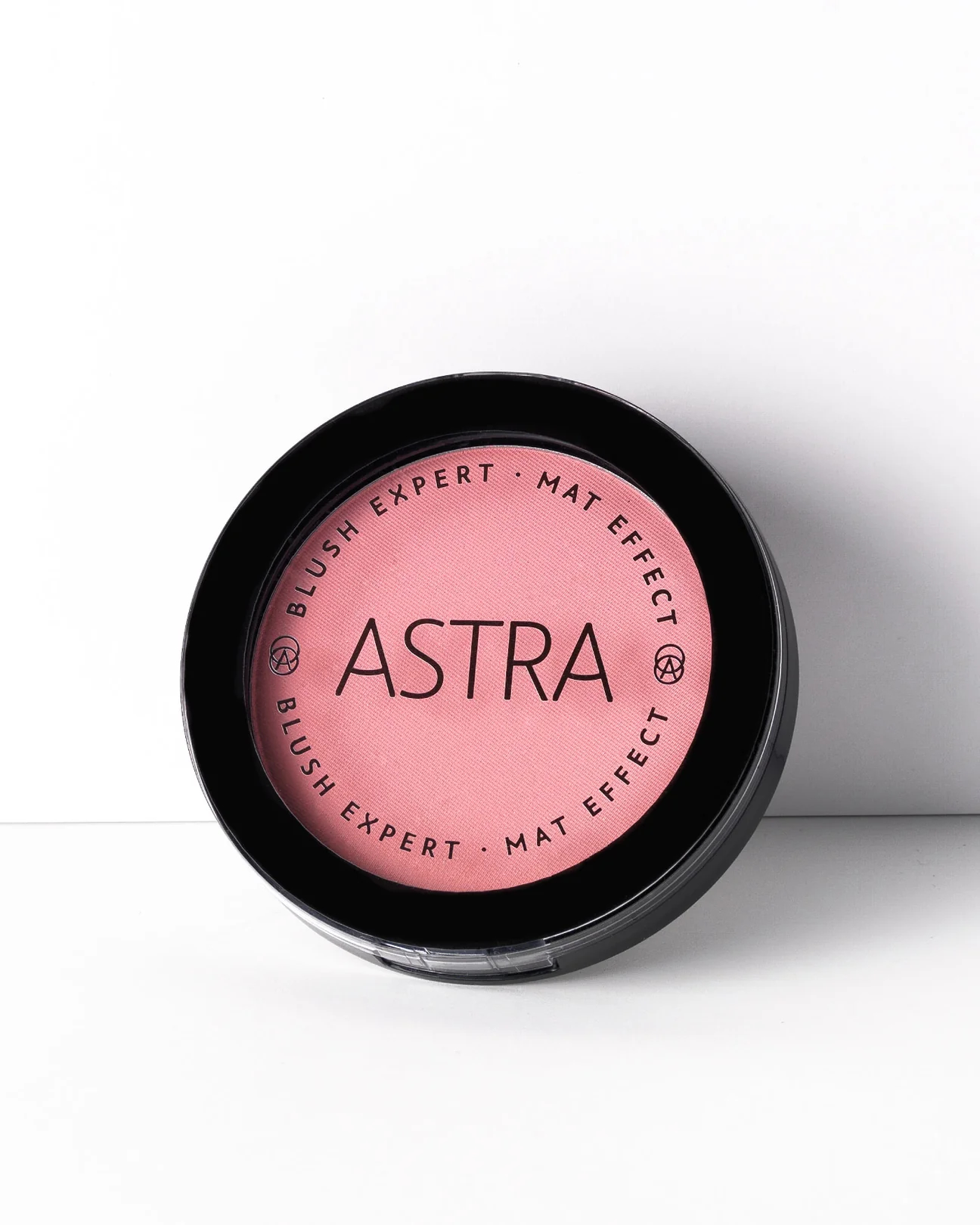 رژگونه پودری آسترا در رنگ بندی با جلوه ای مات و مخملی  Blush Expert is a velvety blush with a matte finish