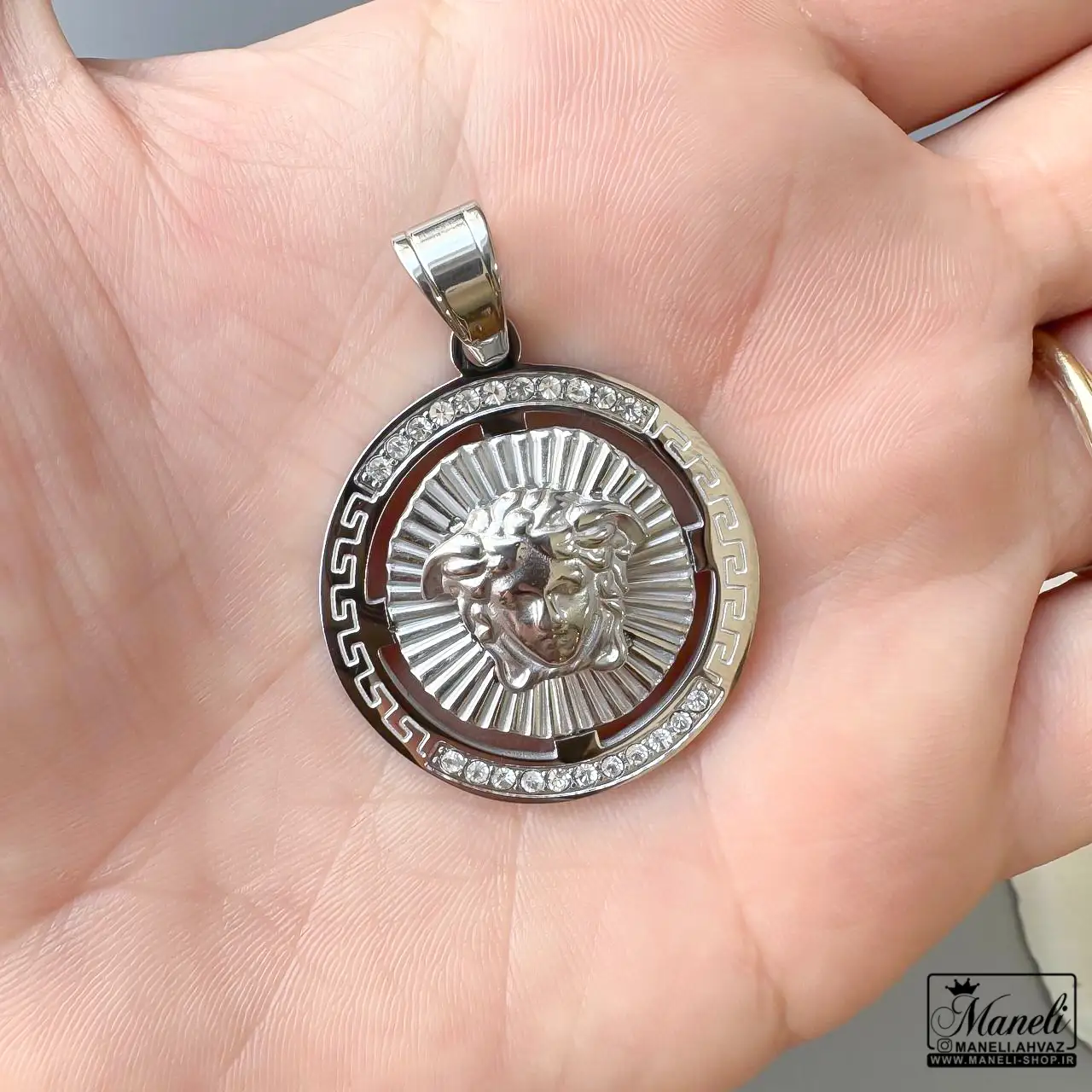 پلاک ورساچه نقره ای - لوگوی برجسته Versace چشم نواز و زیبا 14040103