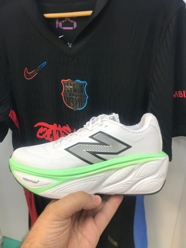 کتونی نیوبالانس فرش فوم ایکس مور سایز 37 تا 40 سفید سبز  NEWBALANCE FRESH FOAM X MORE