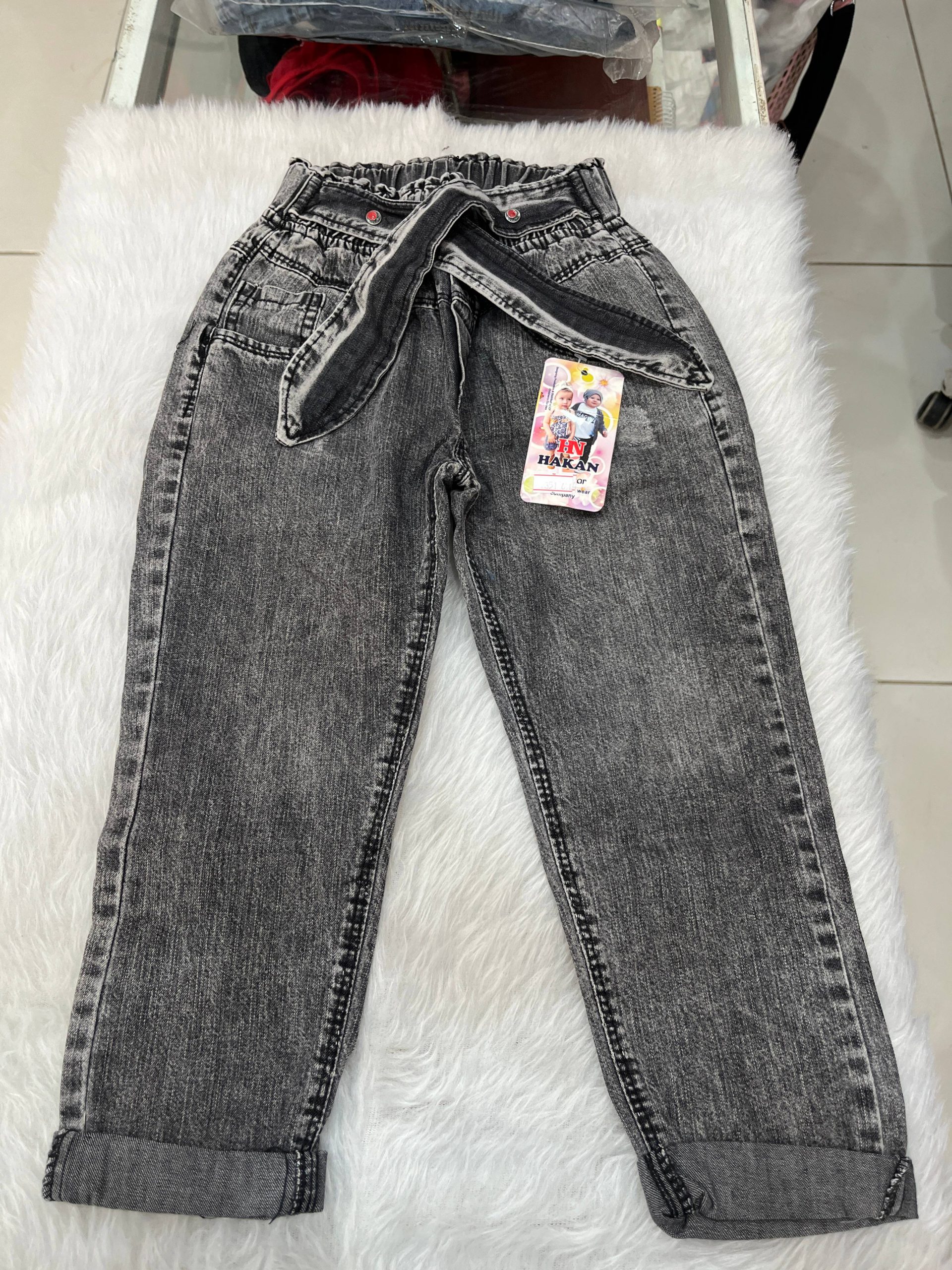 شلوار جین دخترانه مام فیت (Mom Fit) با طرح کمربند خرگوشی