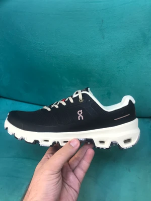 کتونی آن رانینگ (کیوسی) لوئوه کلود ادونچر مشکی کرم سایز 41 تا 45 ON RUNNING CLOUD ADVENTURE