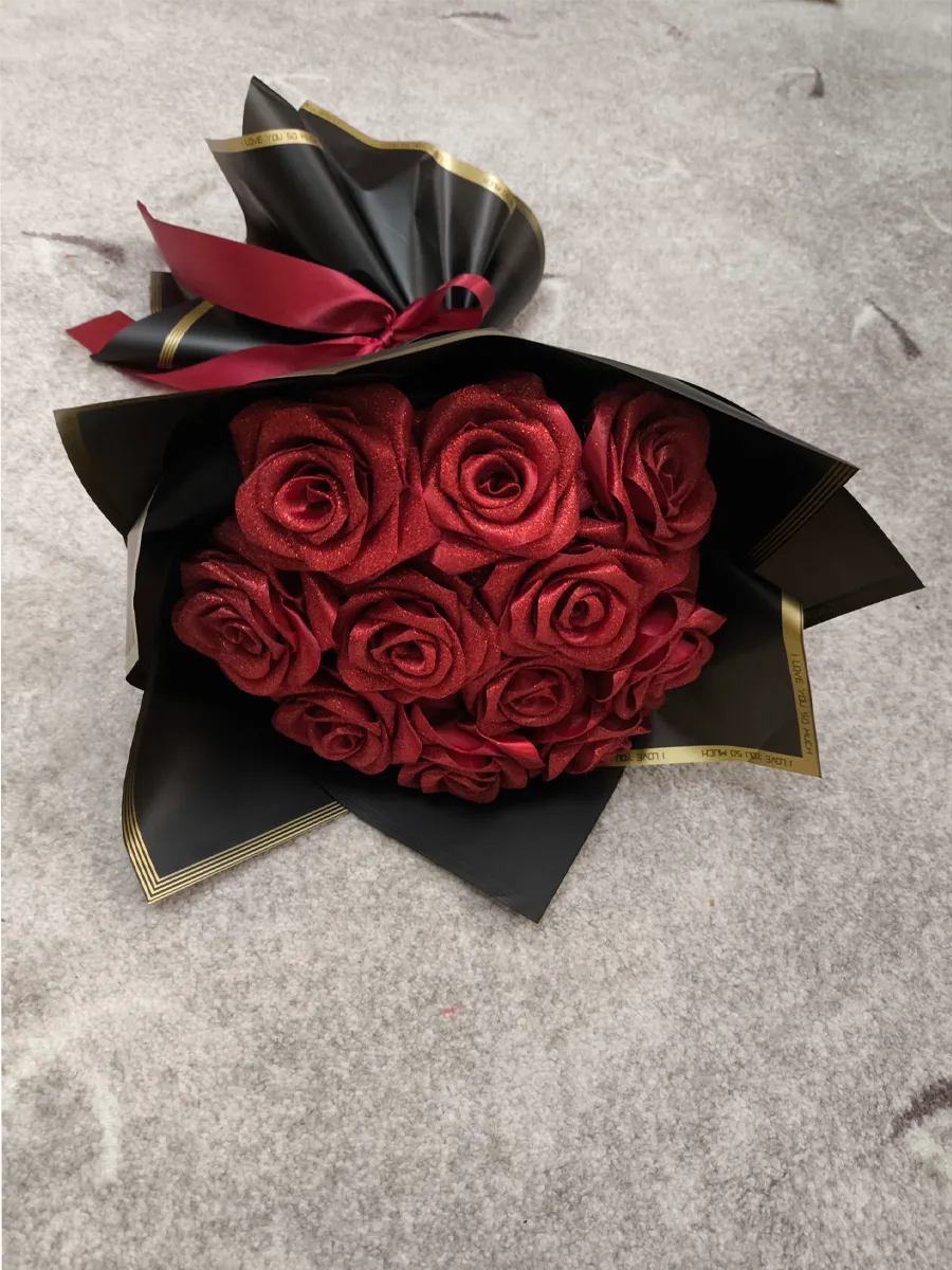 دسته گل رز زرشکی با کاغذ مشکی طلایی
