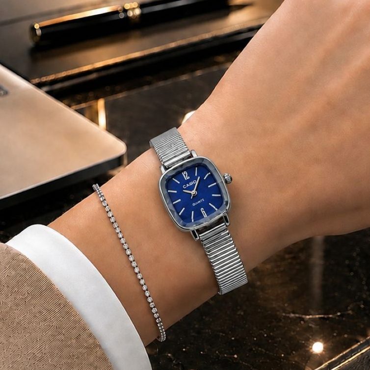 ساعت کلاسیک زنانه کاسیو - casio صفحه مربعی بند کشویی رنگ سیلور سورمهای (e) کد CAA-8544