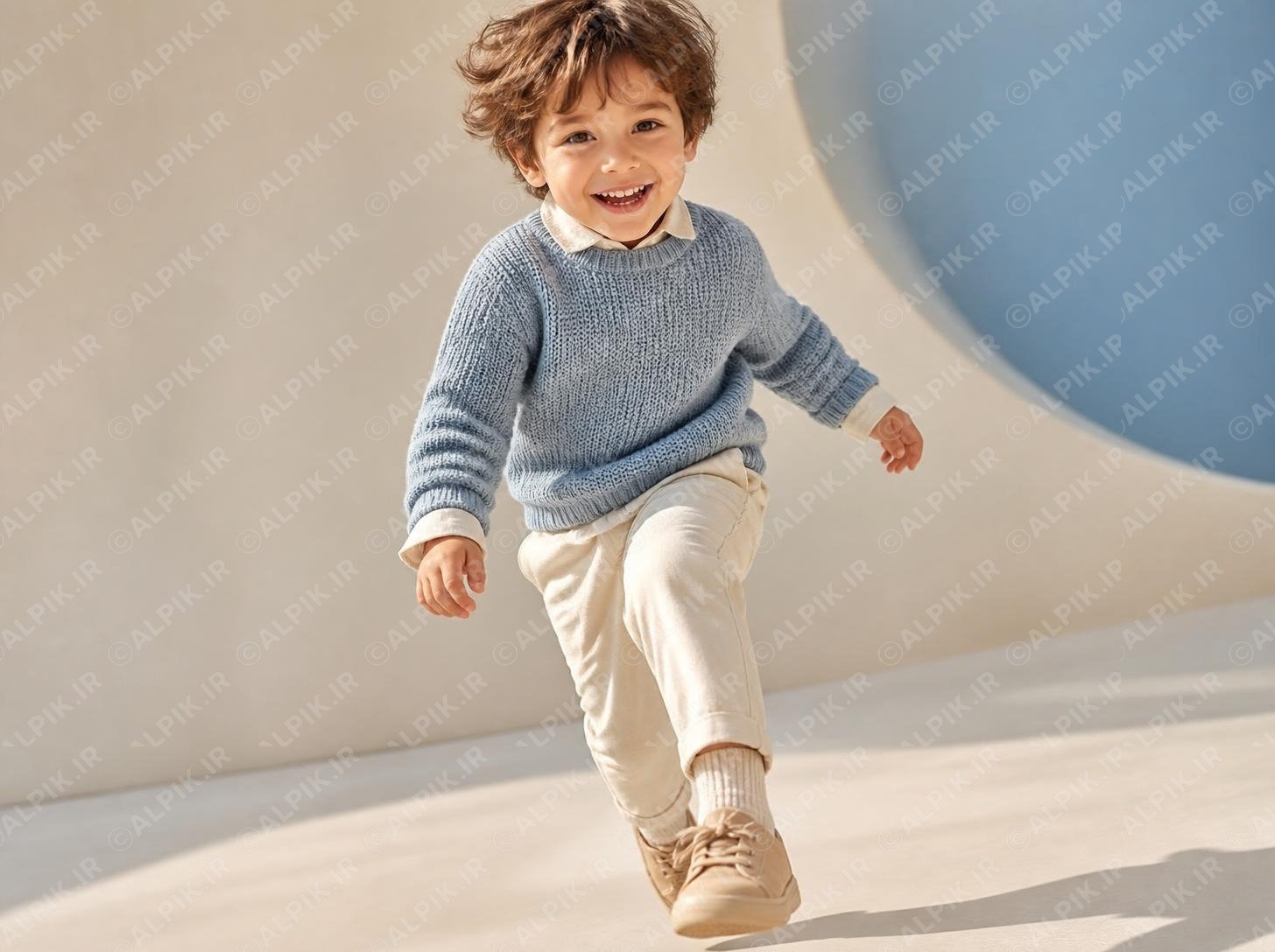 عکس تبلیغاتی پوشاک پاییزه پسرانه با پلیور بافتنی