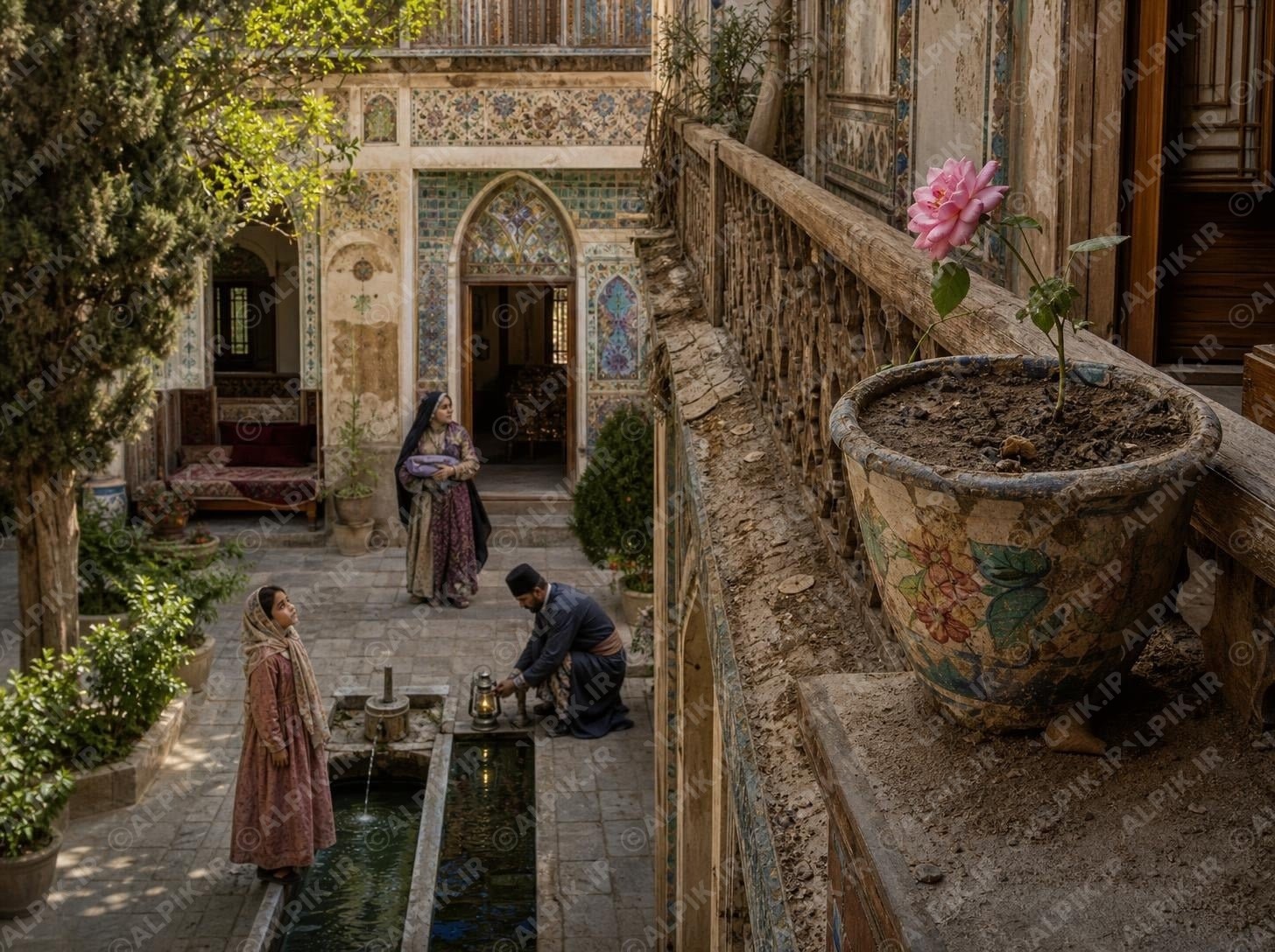 حیاط خانه سنتی ایرانی