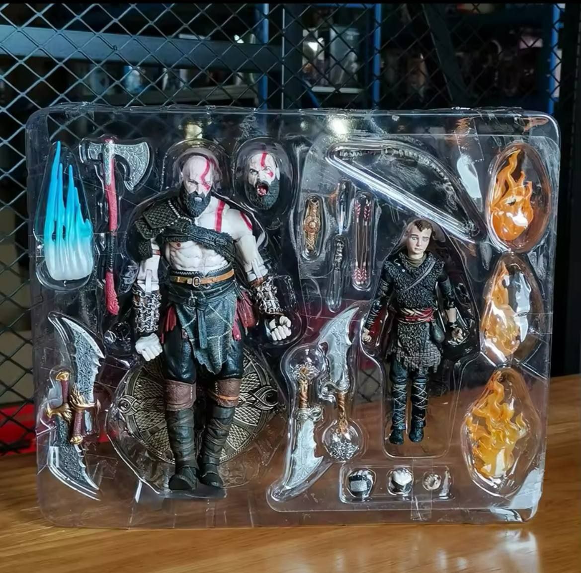 فیگور شخصیت خدای جنگ کریتوس و آترئوس اکسسوری اورجینال ا Kratos و Atreus | مدل God of War با تجهیزات کامل و افکت ویژه