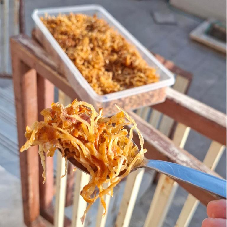 پیاز رشته ای سرخ و روغن گرفته مخصوص تزیین آش و مصارف دیگر